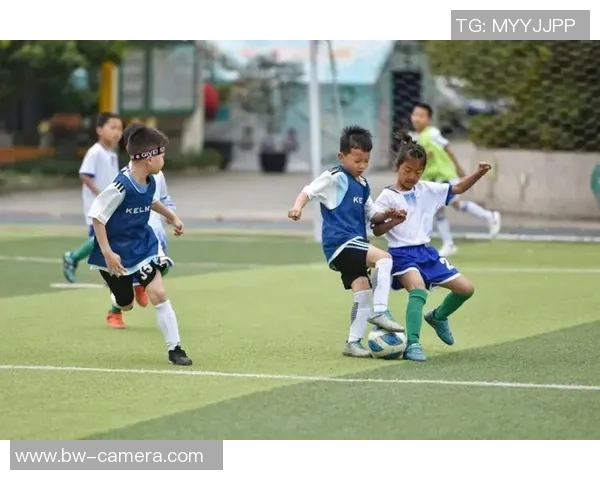 球星与小球迷同场竞技足球挑战赛亲密互动激励梦想成长 球星与小球迷同场竞技足球挑战赛亲密互动激励梦想成长