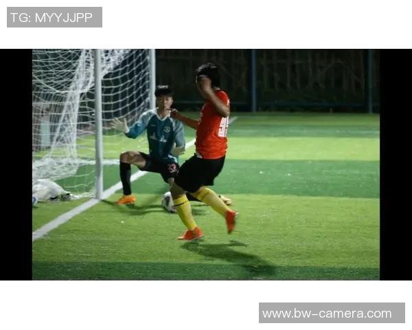 足球巨星赛前热身精彩瞬间展现技术与力量完美融合 足球巨星赛前热身精彩瞬间展现技术与力量完美融合