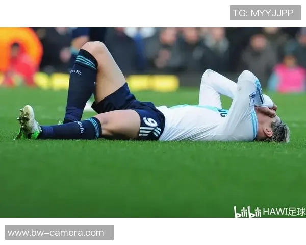 足球明星遮耳困惑瞬间 揭秘球场背后的心灵压力与挑战