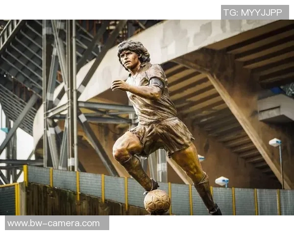 聚焦足球现役十大球星二号人物 揭秘他的技战术特点与影响力 聚焦足球现役十大球星二号人物 揭秘他的技战术特点与影响力